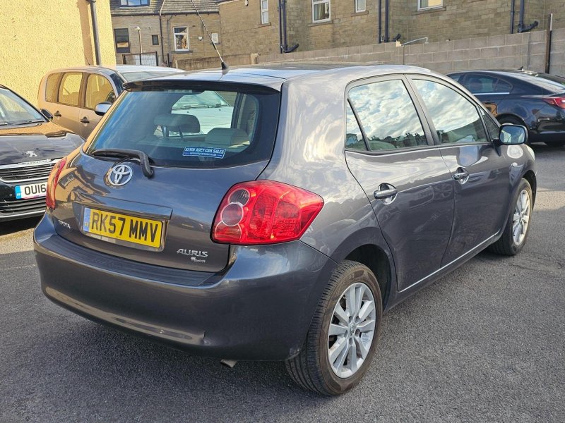 TOYOTA AURIS